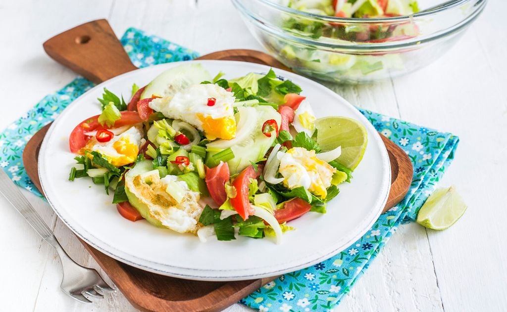 Ensalada tailandesa con huevos fritos