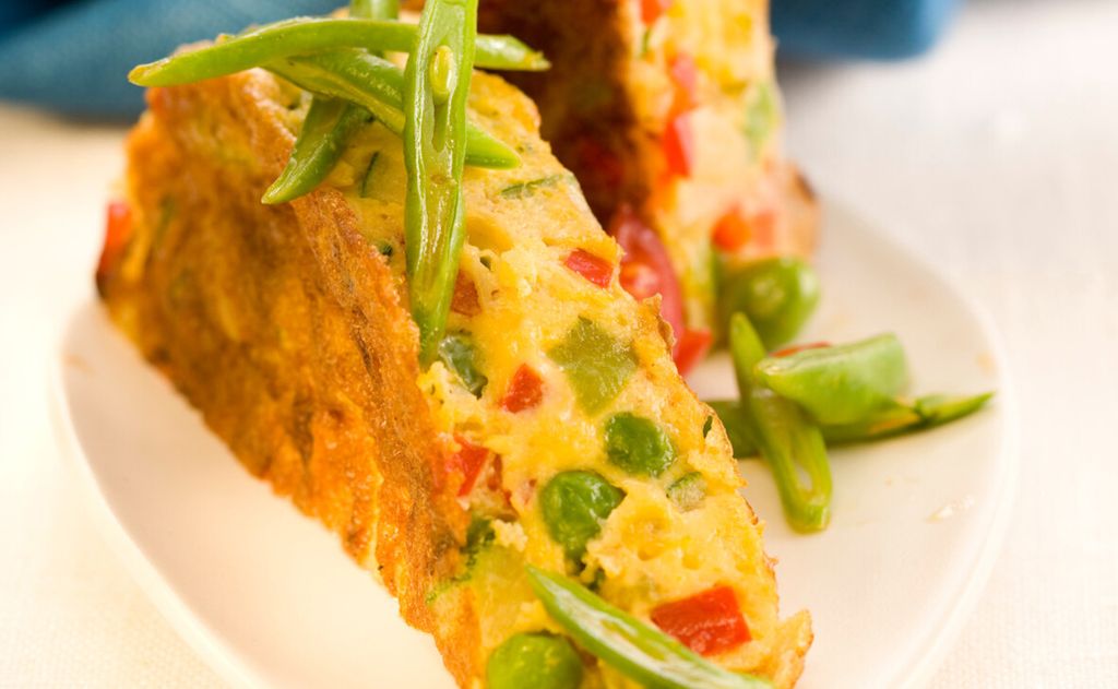 Tortilla de patatas, verduras y guisantes