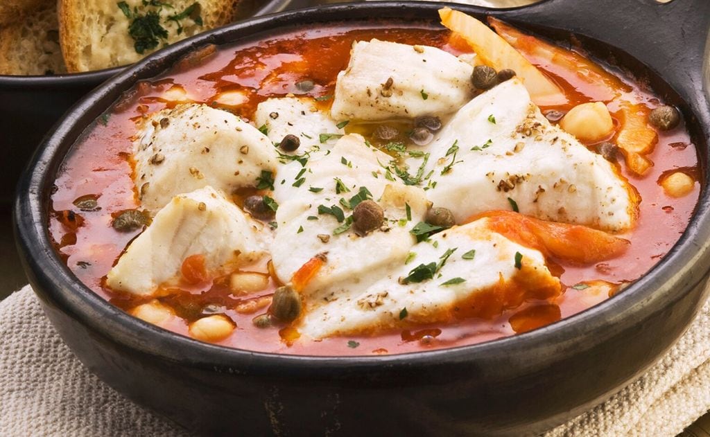 Guiso de garbanzos con tomate y pescado blanco