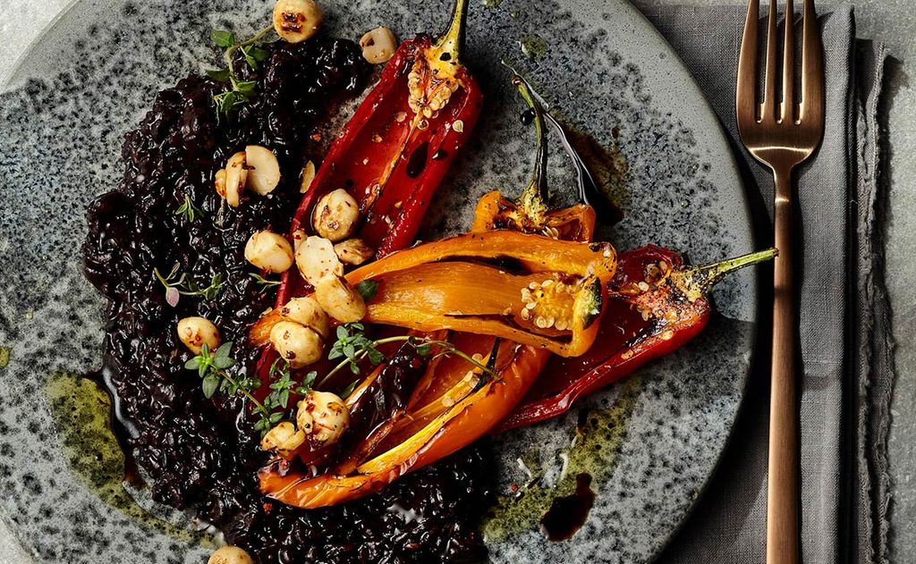 Arroz venere con nueces de Macadamia y pimientos asados