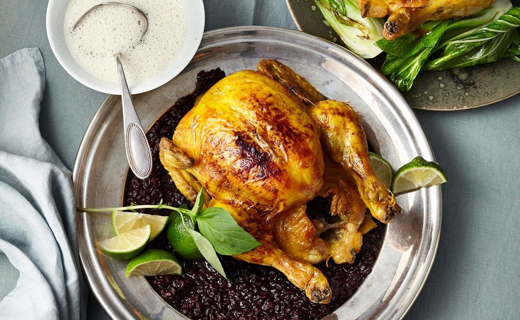 Picantón sobre arroz venere con leche de coco al 'lemon grass' y 'pak choi'