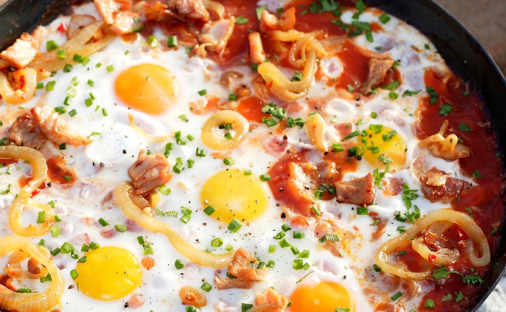 Sartenada de huevos con beicon, tomate y cebolla