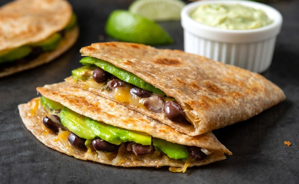 Quesadilla de aguacate, alubias y queso rallado