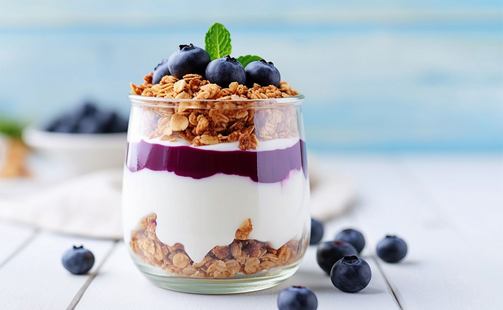 Yogur con arándanos y granola