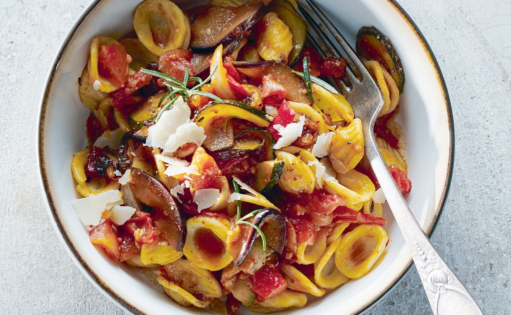 Orejitas de pasta con salsa tomate y verduras