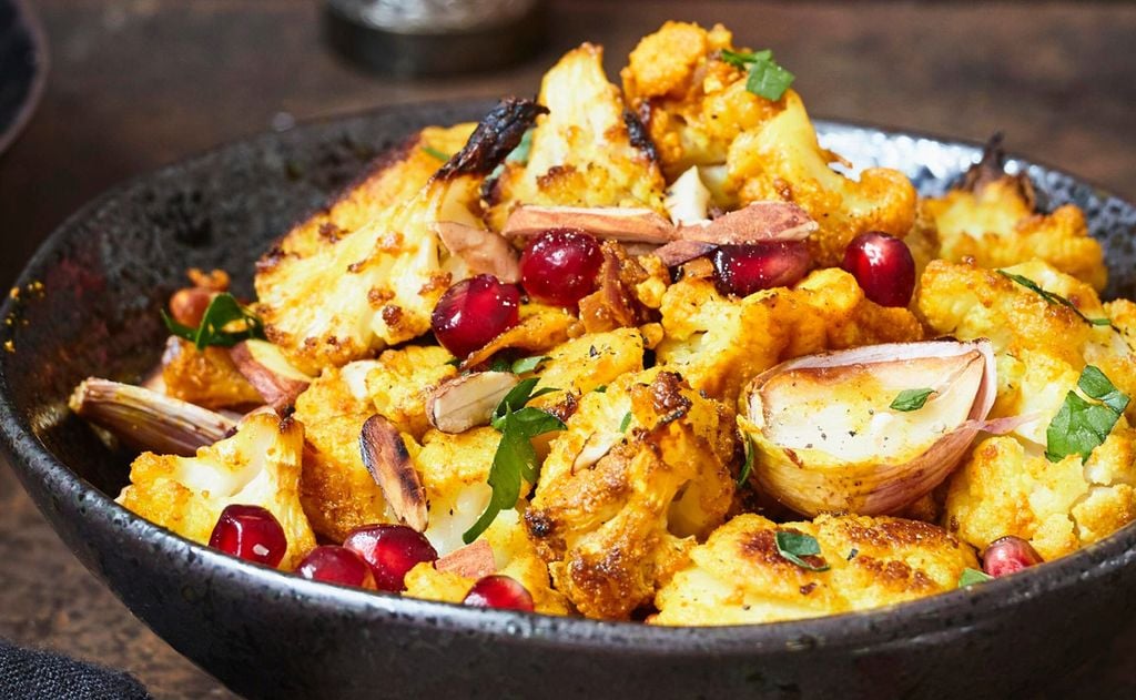 Coliflor asada con ajos, almendras y granada