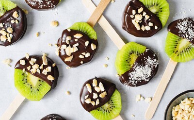 'Piruletas' de kiwi y chocolate