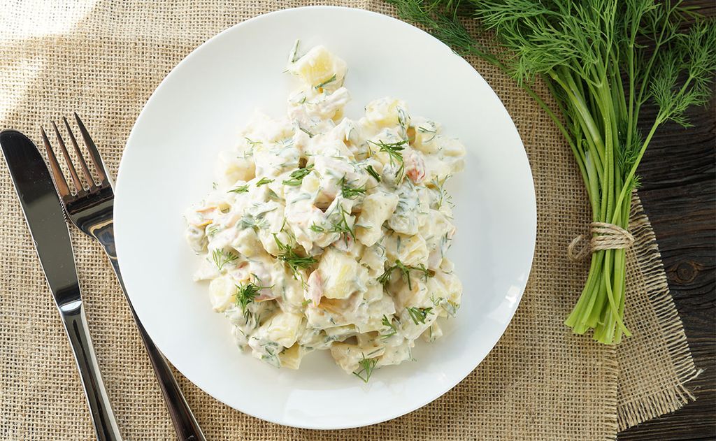 Ensalada tradicional alemana de patata, pepino y mayonesa