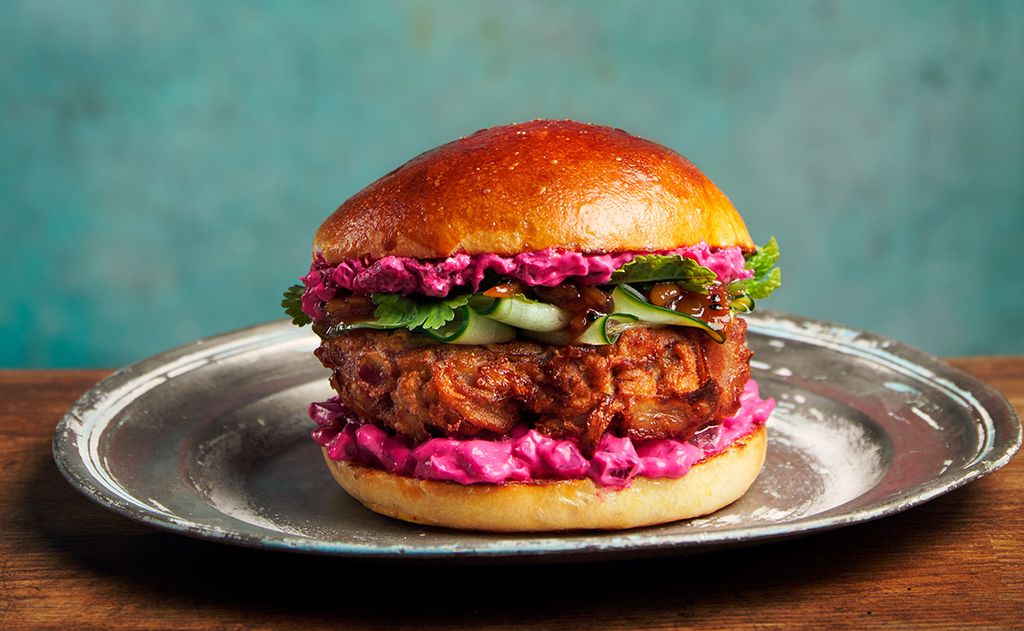 'Bhaji Burgers' con 'raita' de remolacha y 'chutney' de mango