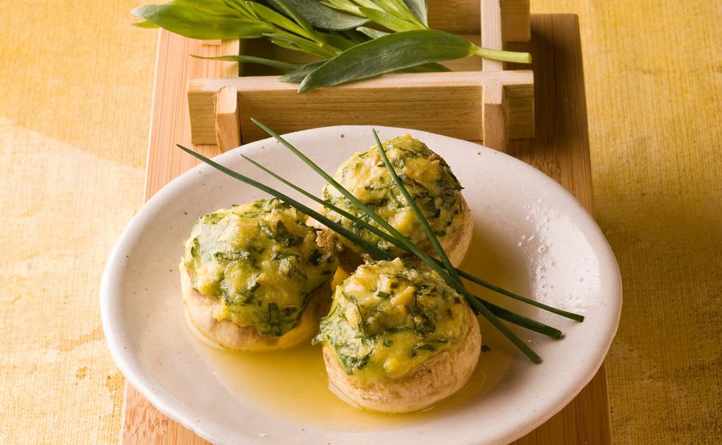 Champiñones rellenos de puré de patata con queso y hierbas aromáticas