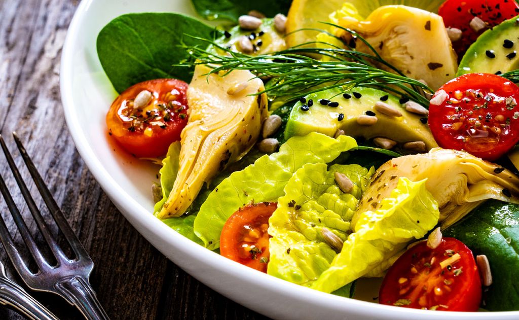 Ensalada de alcachofas y aguacate