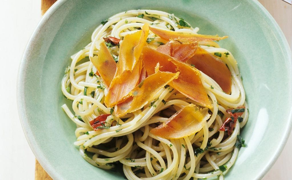 Espaguetis 'aglio e olio' con botarga