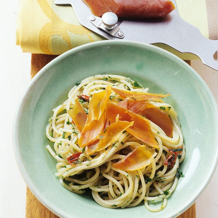 Espaguetis 'aglio e olio' con botarga