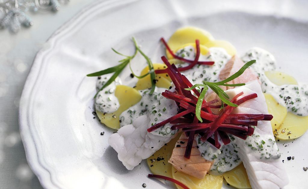 Pescado en papillote con patatas y salsa de yogur con hierbas aromáticas