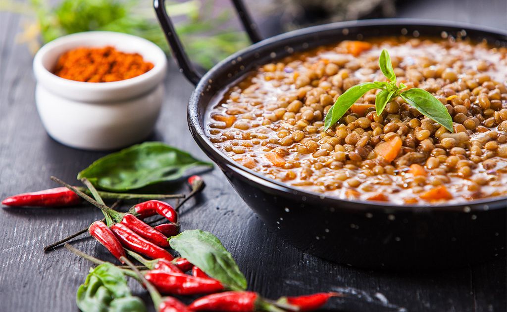 Lentejas guisadas con verduras y un toque de picante