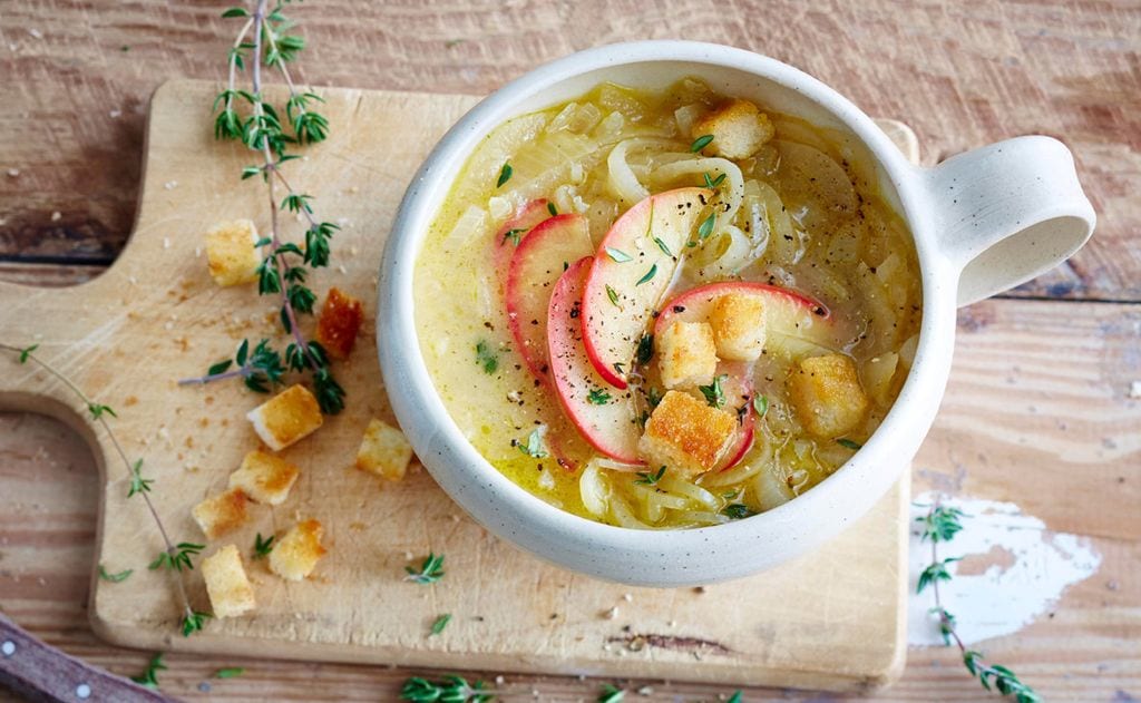 Sopa de cebolla con tomillo y manzana