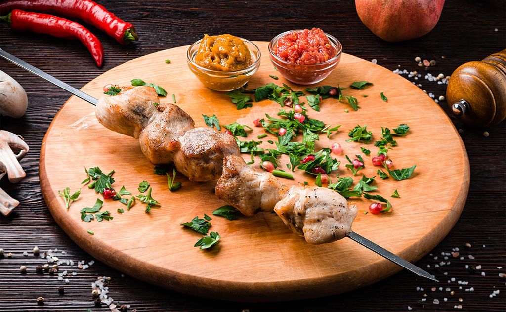 Brochetas de pollo con salsa Tkemali y salsa Satsebeli