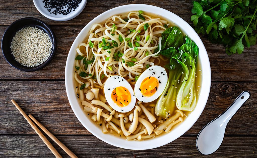 Sopa de tallarines chinos con setas, huevo y pak choi