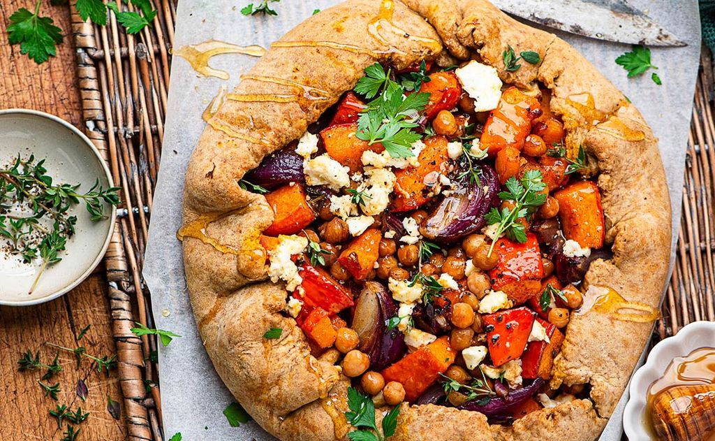 Tarta de calabaza con queso de cabra, garbanzos y cebolla morada