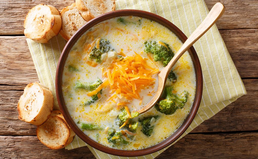 Sopa de brócoli con queso 'cheddar'