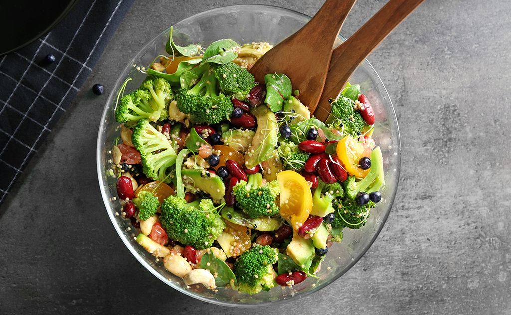 Ensalada de alubias rojas con brócoli y aguacate