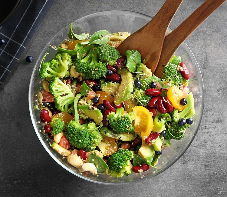 Ensalada de alubias rojas con brócoli y aguacate