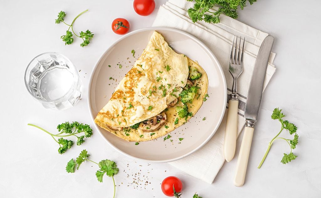 Tortilla francesa rellena de brócoli y champiñón