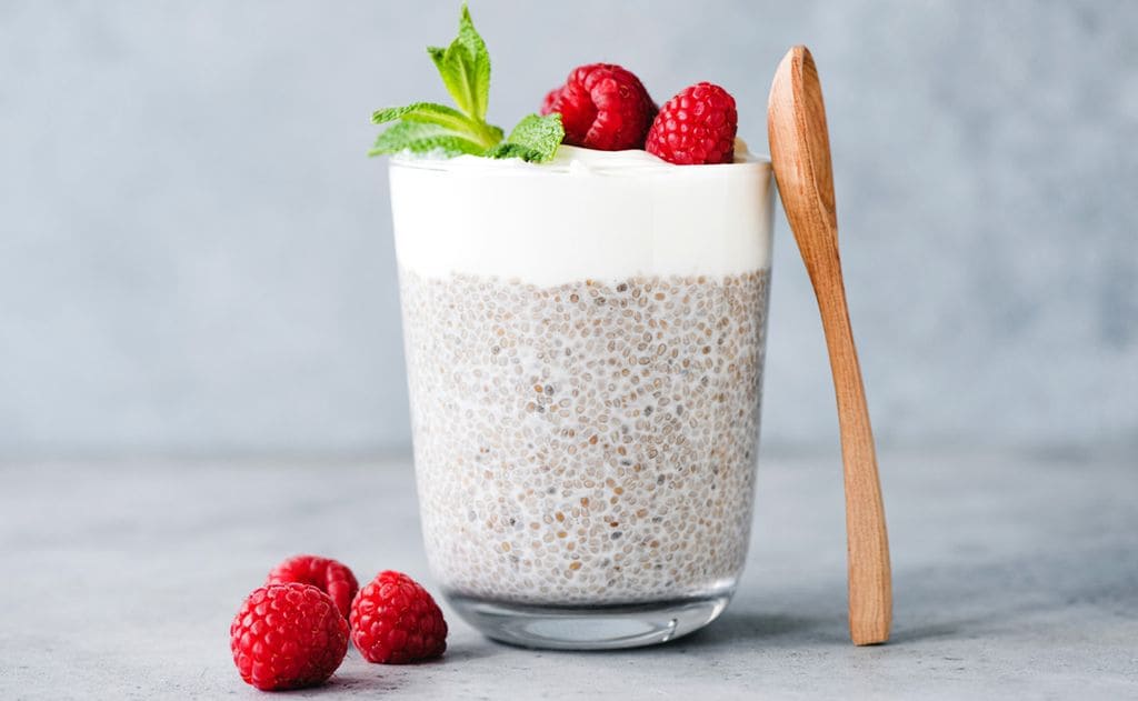 Pudin de chía con yogur y frambuesas