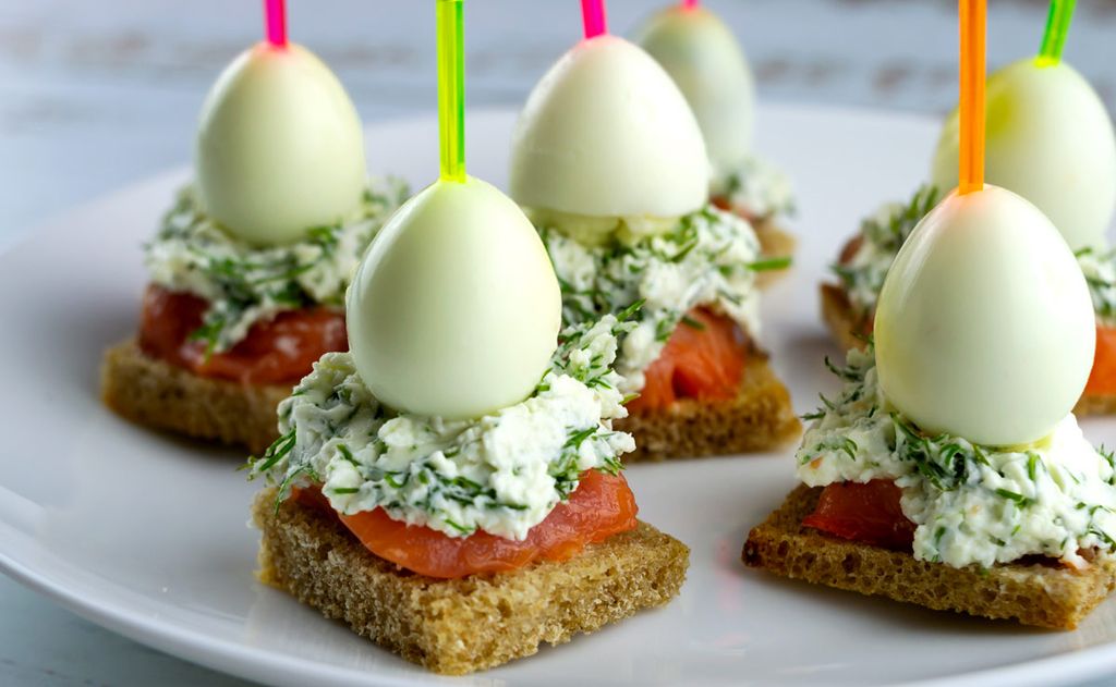 Canapé de salmón y huevo de codorniz