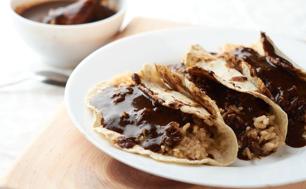 Tacos de pollo con arroz y mole