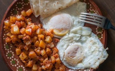 Huevos rotos con chorizo al estilo mexicano