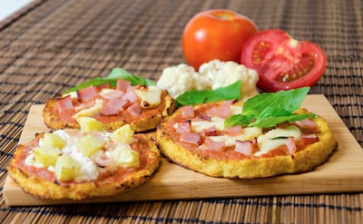 Mini pizzas de coliflor con jamón, queso y piña