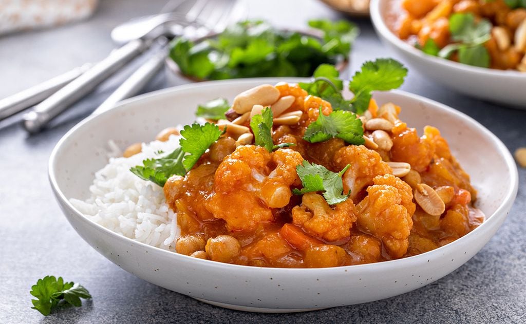 Curry de coliflor y garbanzos con arroz