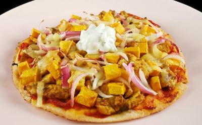 Pizza de calabaza con pollo tandoori y cebolla morada