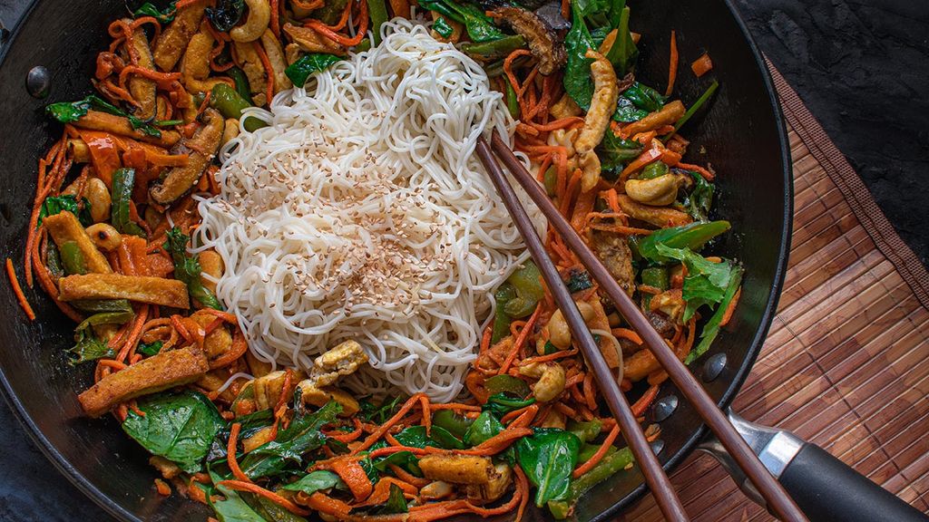 'Wok' con vegetales, fideos, anacardos y tofu