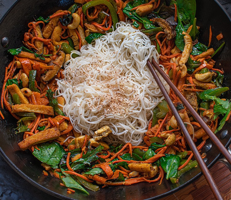 'Wok' con vegetales, fideos, anacardos y tofu