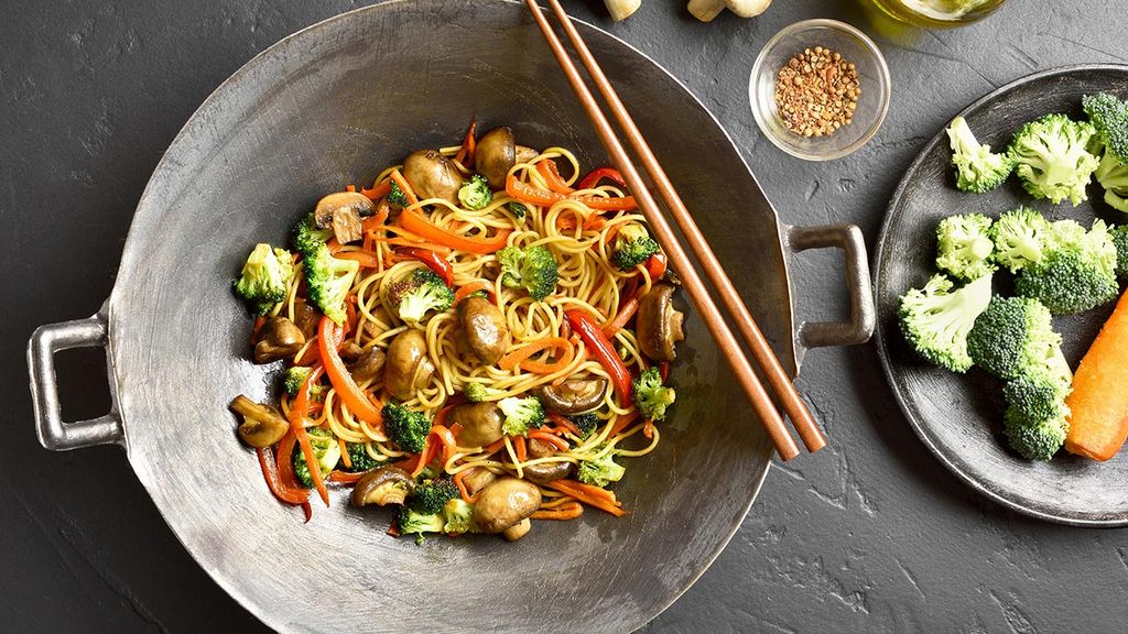 'Wok' de brócoli, champiñón y 'noodles'