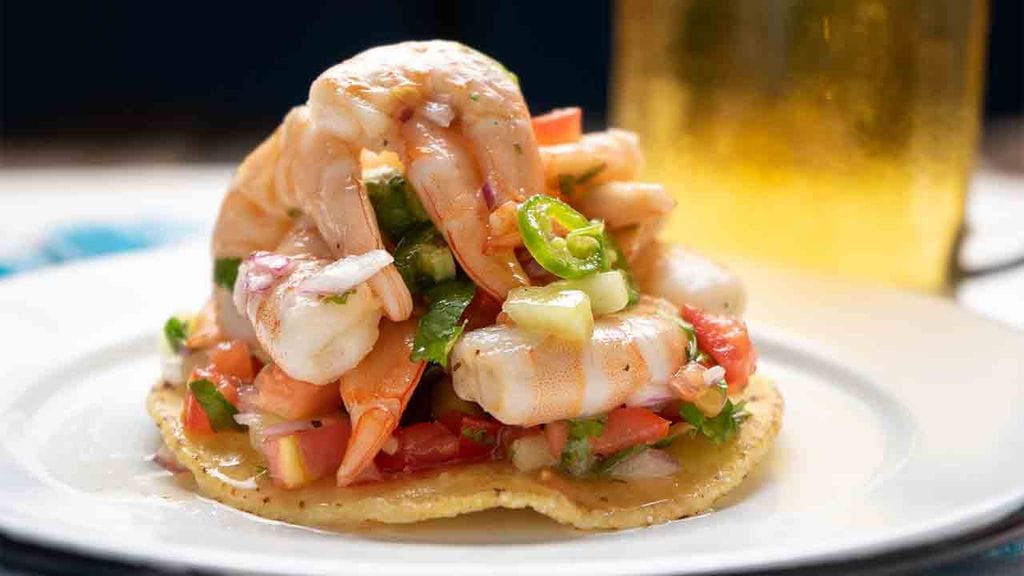 Tostada mexicana con ceviche de gambas