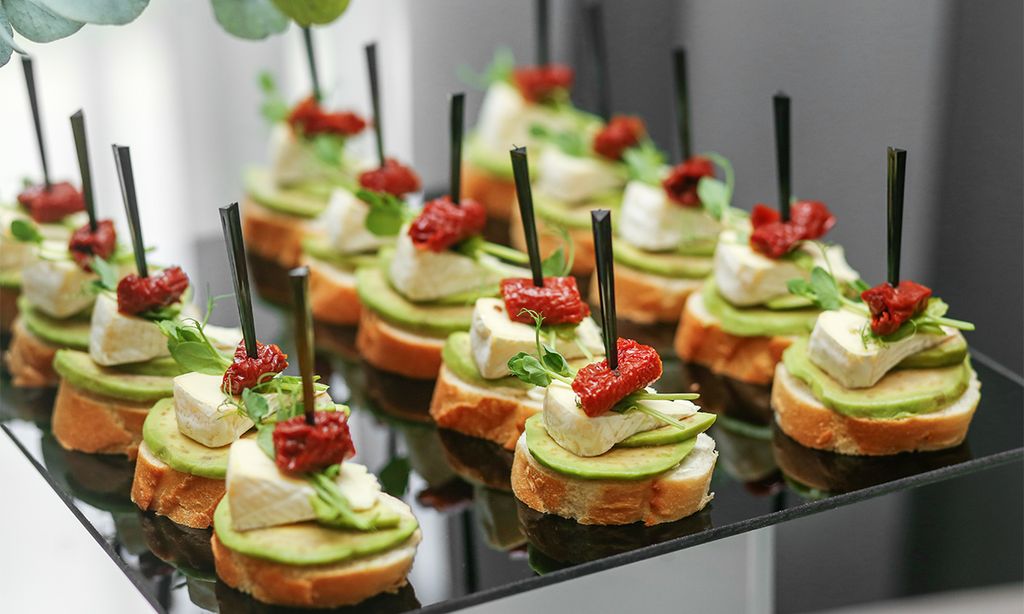 Canapés de aguacate, queso brie y tomates secos