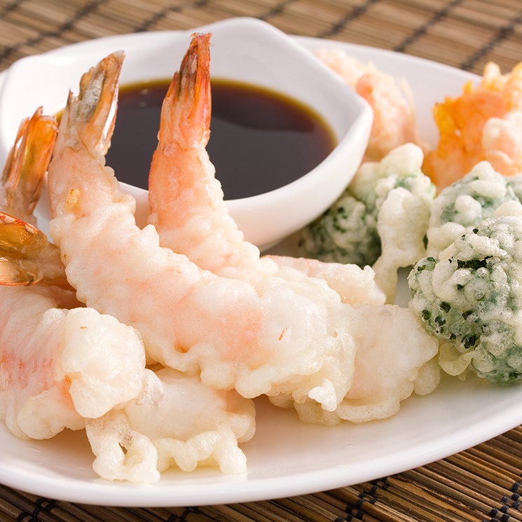 Tempura de gambas y vegetales con salsa 'Tentsuyu'