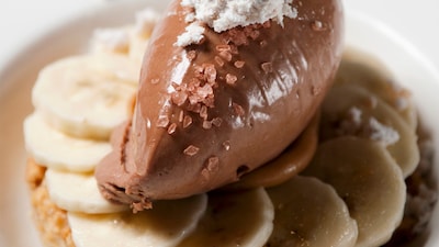 Pastel 'dacquoise' de cacahuete con plátano y chocolate