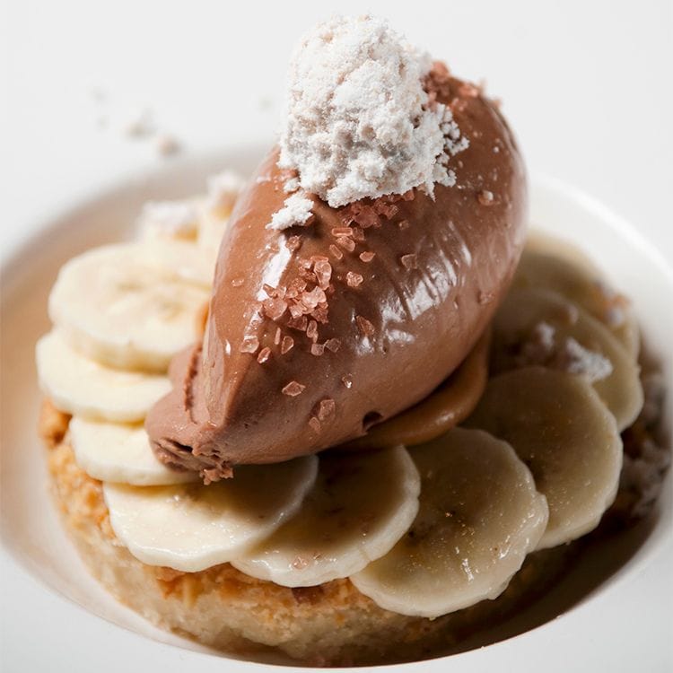 Pastel 'dacquoise' de cacahuete con plátano y chocolate