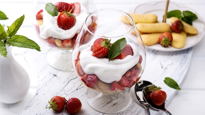 Copa de fresas, bizcocho y yogur