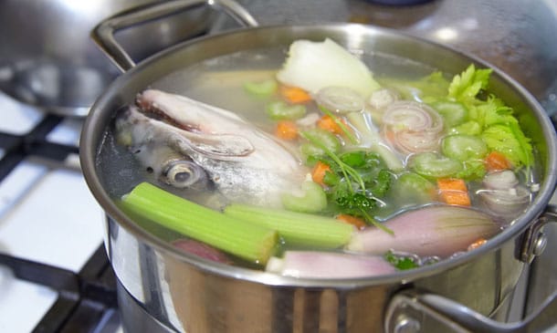 Cómo hacer un sencillo y rico caldo de pescado