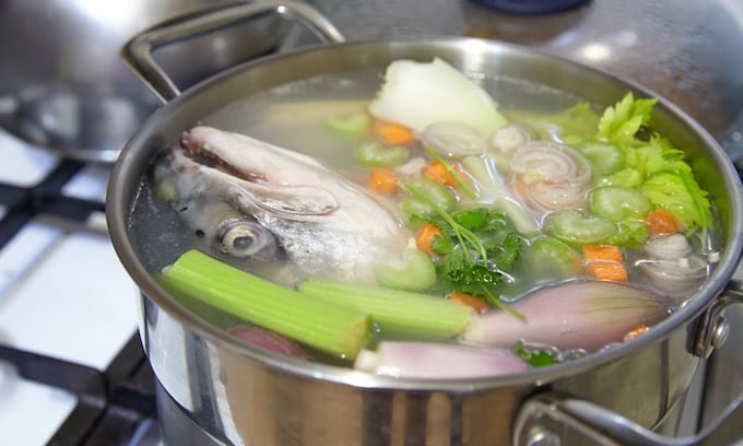Cómo hacer un sencillo y rico caldo de pescado