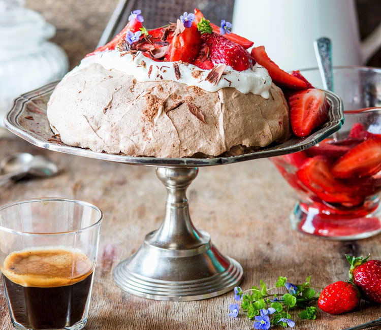 Pavlova de chocolate y fresas