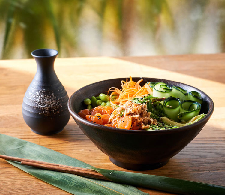 Poke bowl de salmón, arroz y aguacate