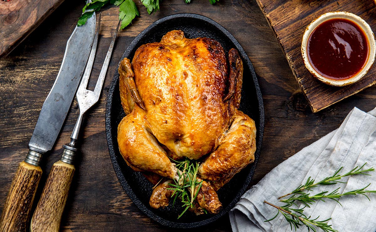 ¿Cómo conseguir que el pollo al horno quede jugoso y con la piel crujiente?