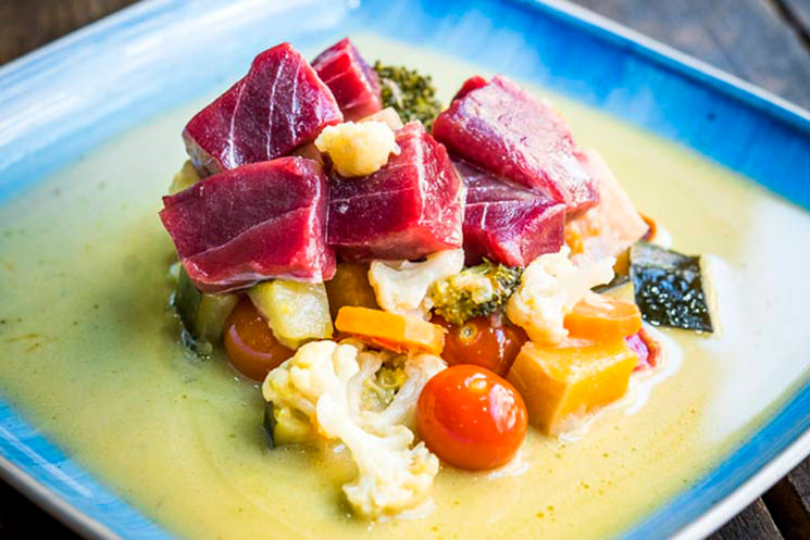 Curry de atún rojo con verduras