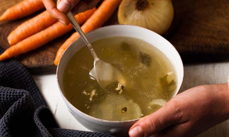 Este es el caldo casero perfecto para entrar en calor y cocinar muchos platos
